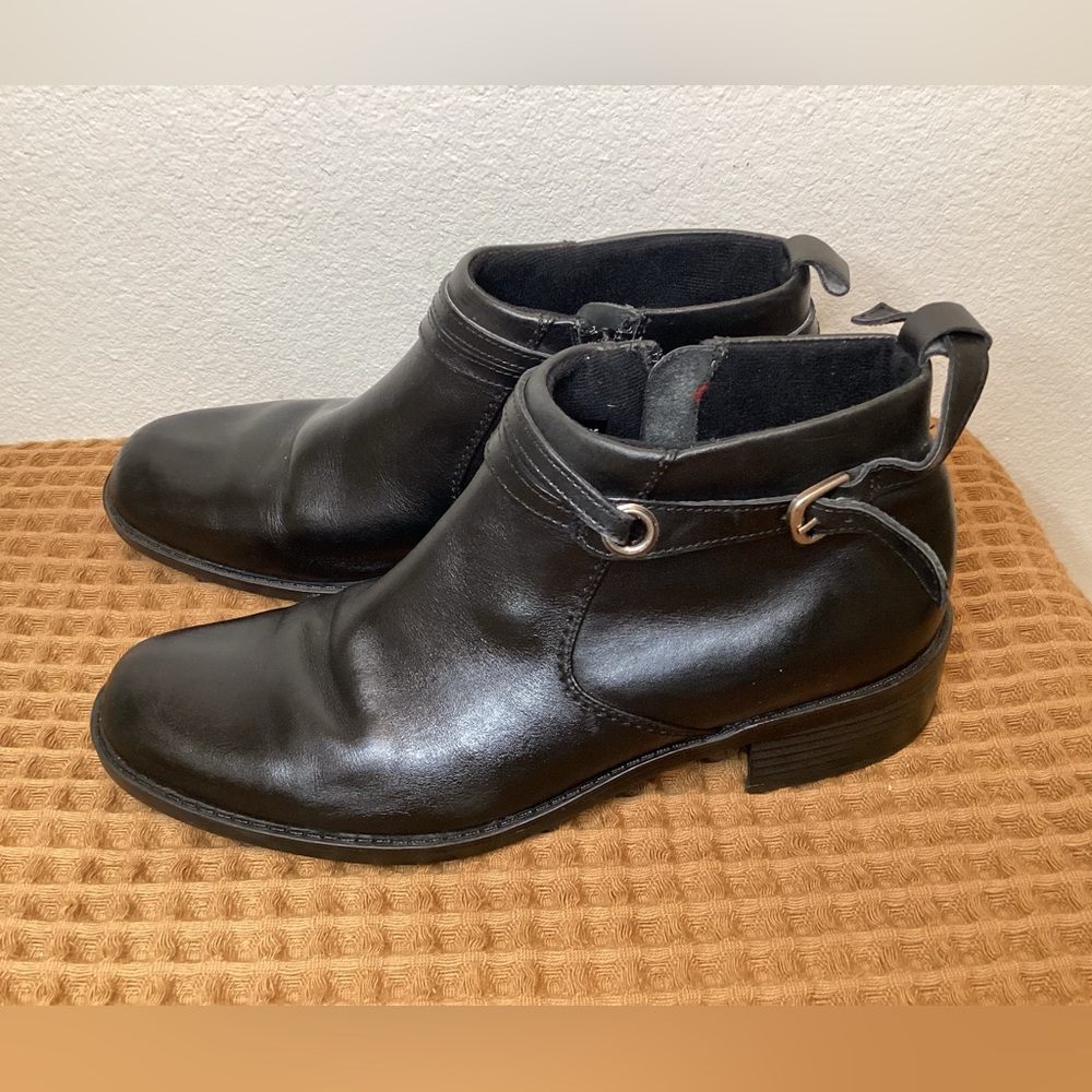 Clarks Womens Ankle Boots Sz 8.5 Booties Black Leather Buckle Low Heel Block Zip